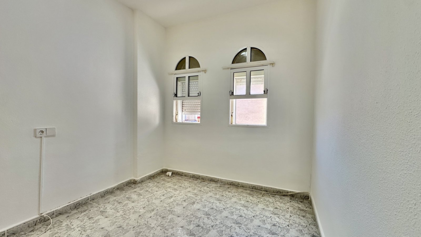 Diese Wohnung im ersten Stock liegt in der gefragten Gegend von Playa Flamenca und bietet großes Potenzial für alle, die ein Feriendomizil oder eine