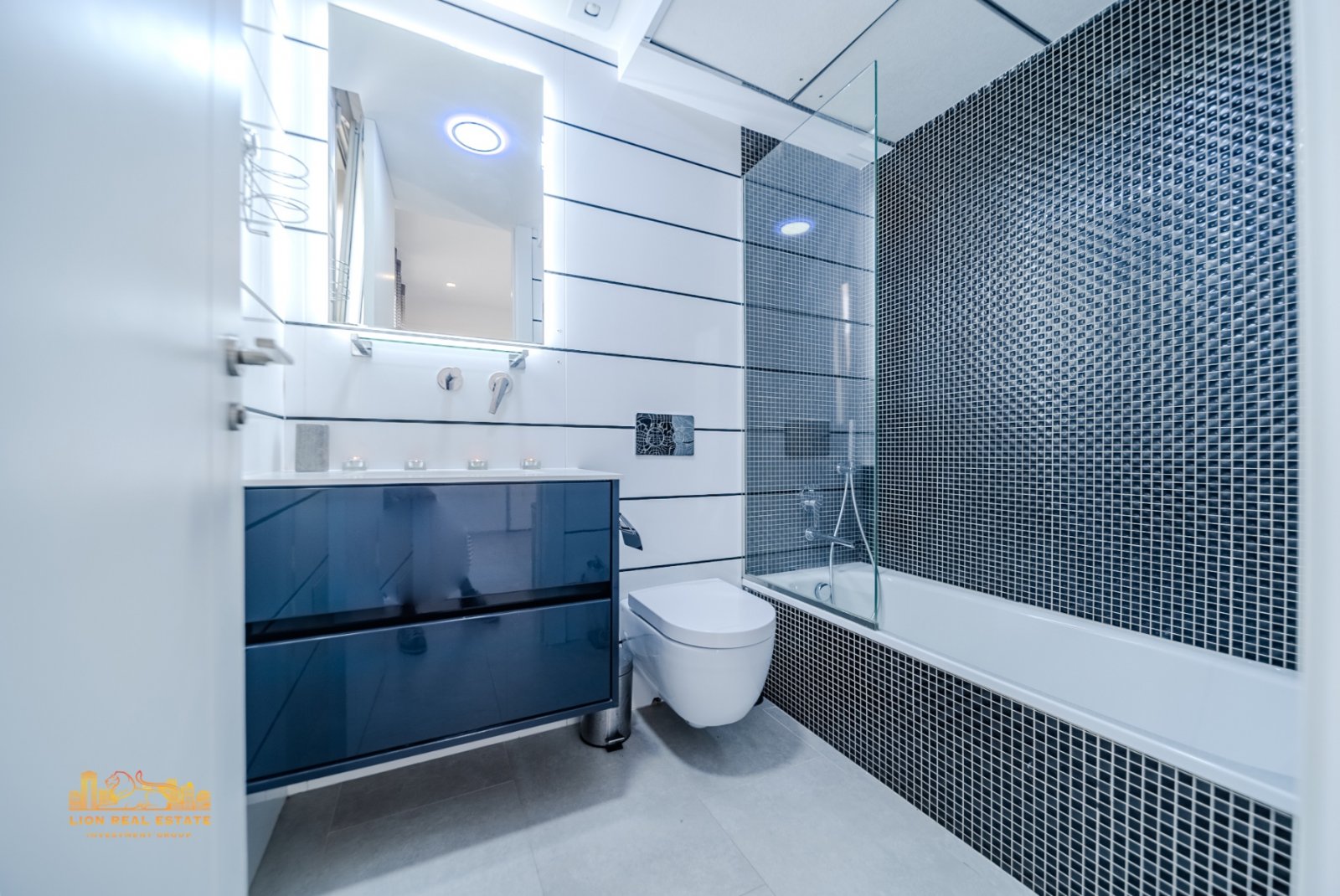 Welcome to this magnificent villa with modern design and state-of-the-art appliances, located in the sunny area of Villamartín! This stunning home i