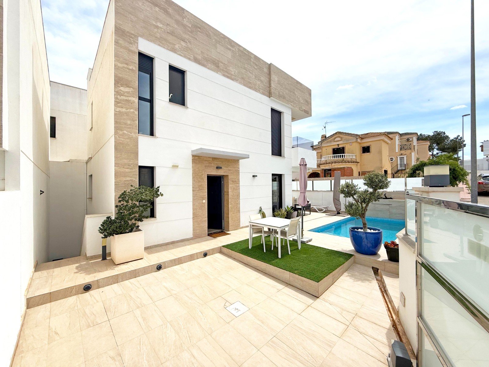 Orihuela Costa:  Diese moderne Villa liegt in der begehrten Gegend von Villamartin und bietet eine perfekte Kombination aus Luxus, Komfort und Funktionalität. Das Hau 
