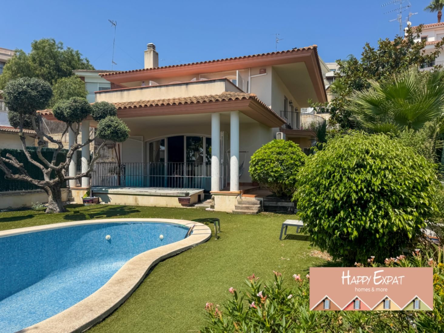 Sitges: Wir präsentieren Ihnen diese riesige freistehende Villa, die atemberaubende Ausblicke auf das Meer, Komfort, große Räume und einen mediterranen Lebens 