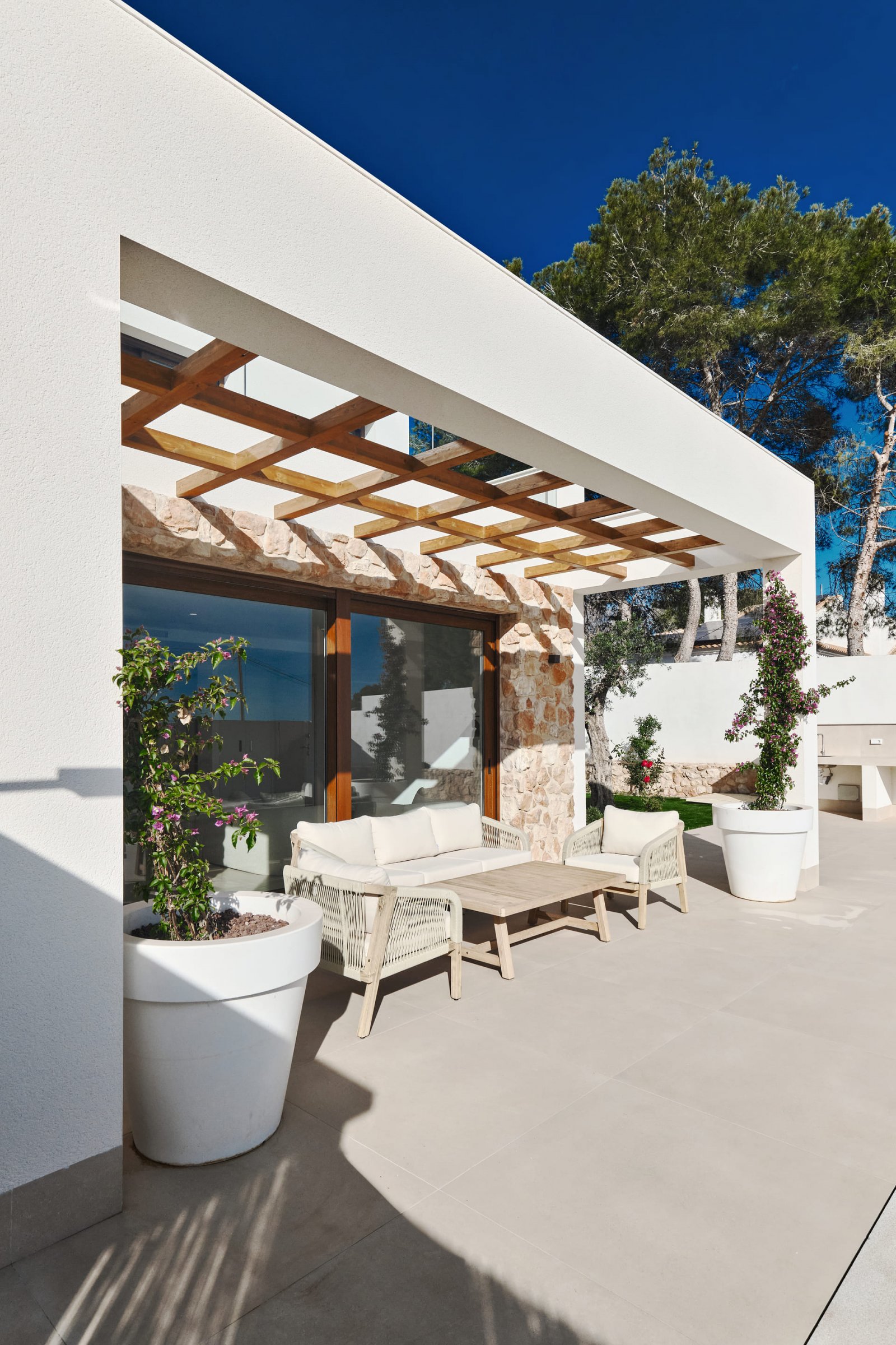  In der wunderschönen Gegend von Orihuela Costa gelegen, bietet dieses freistehende Chalet ein einzigartiges Wohnerlebnis. Nur 3 km vom Meer entfernt,