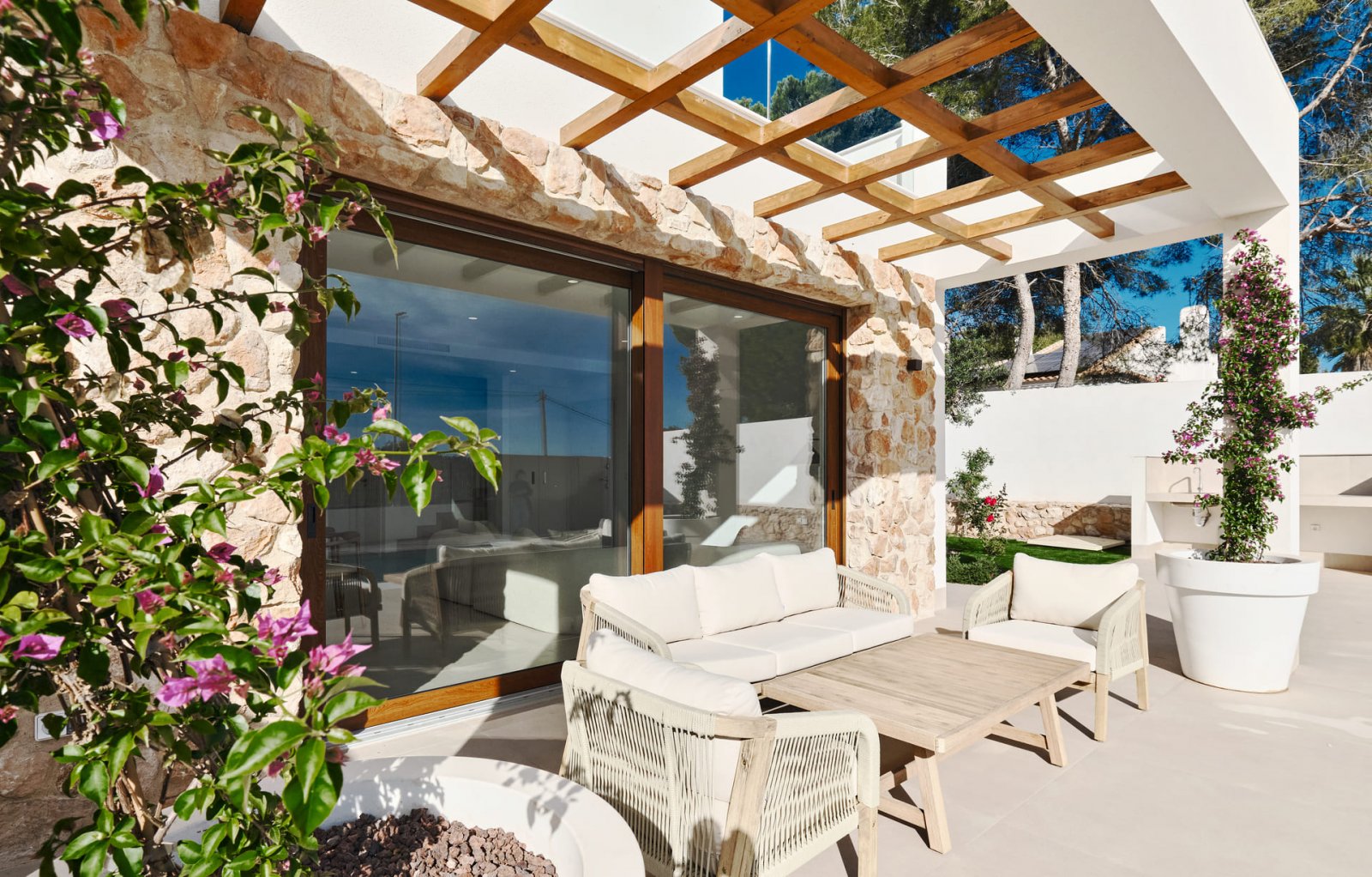  In der wunderschönen Gegend von Orihuela Costa gelegen, bietet dieses freistehende Chalet ein einzigartiges Wohnerlebnis. Nur 3 km vom Meer entfernt,