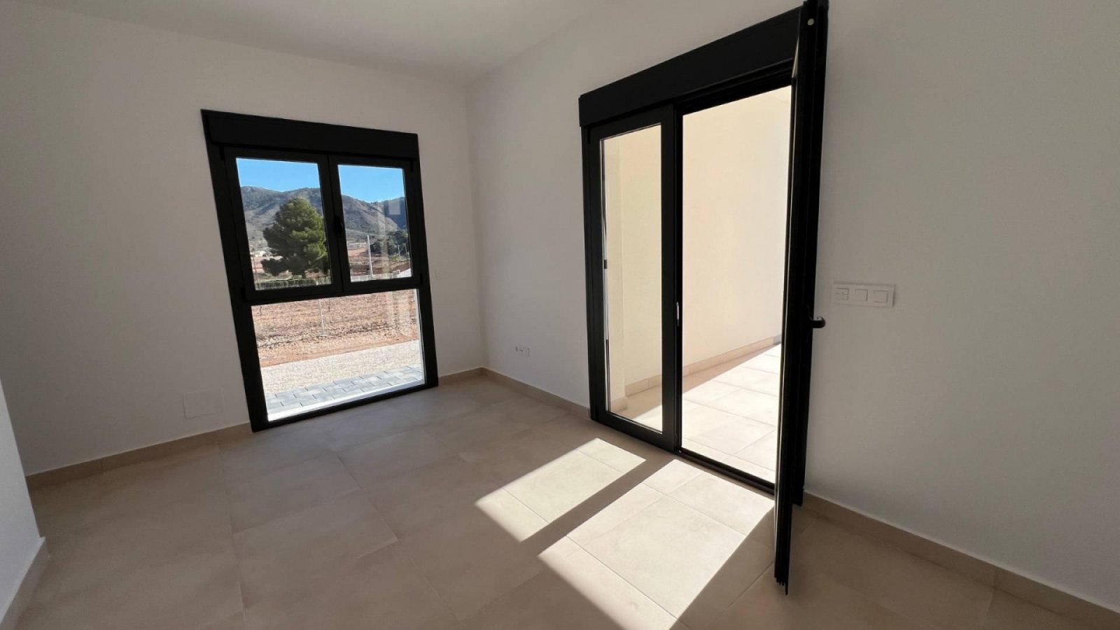 In der charmanten Umgebung von La Canalosa gelegen, bietet dieses exklusive Immobilienangebot zwei freistehende Häuser, die Komfort und Modernität ve