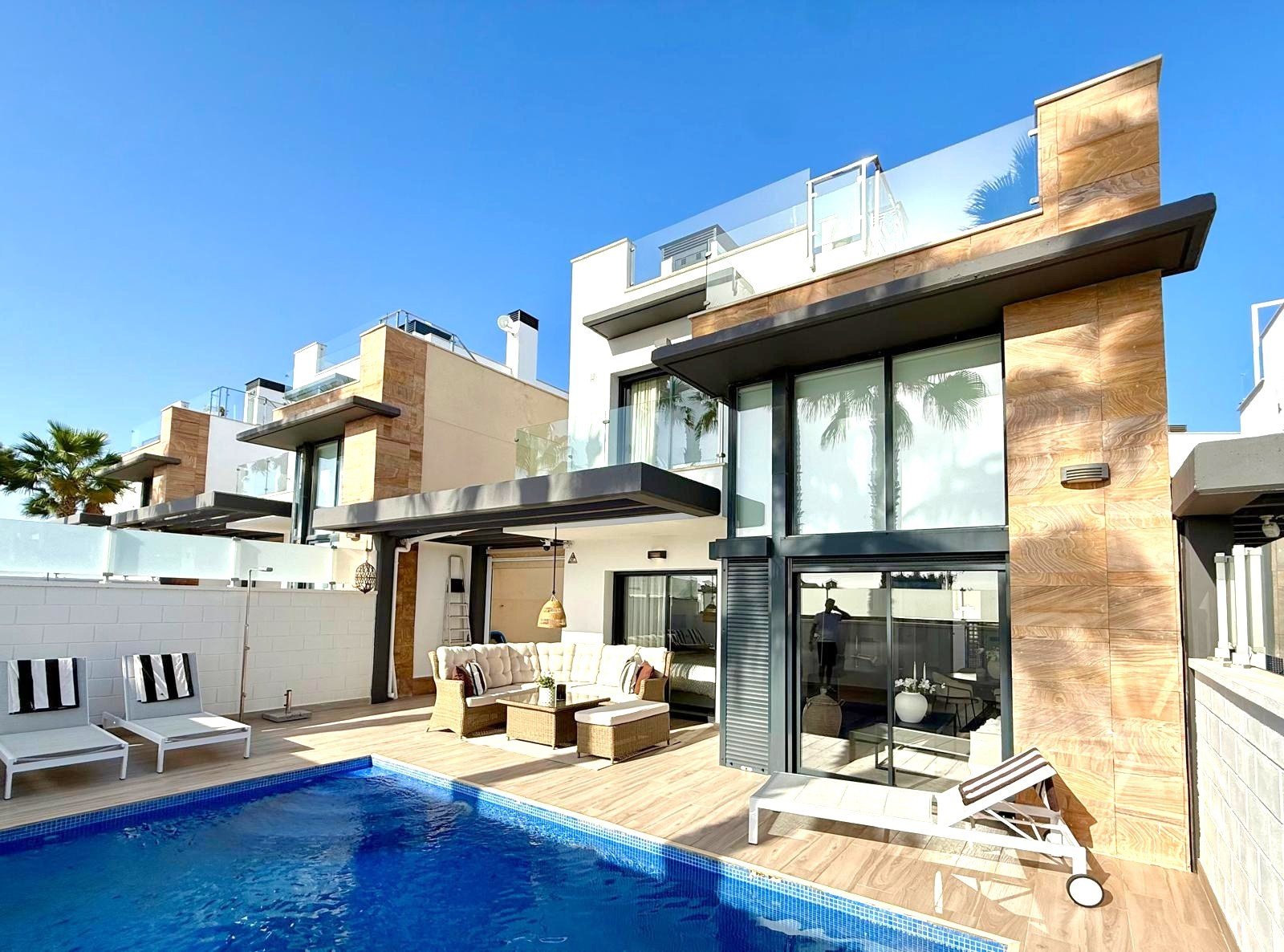Orihuela Costa:   Modern and superbly presented detached villa with heated private pool in a gated residential area at 1,5 km distance to supermarket, restaurants, ba 