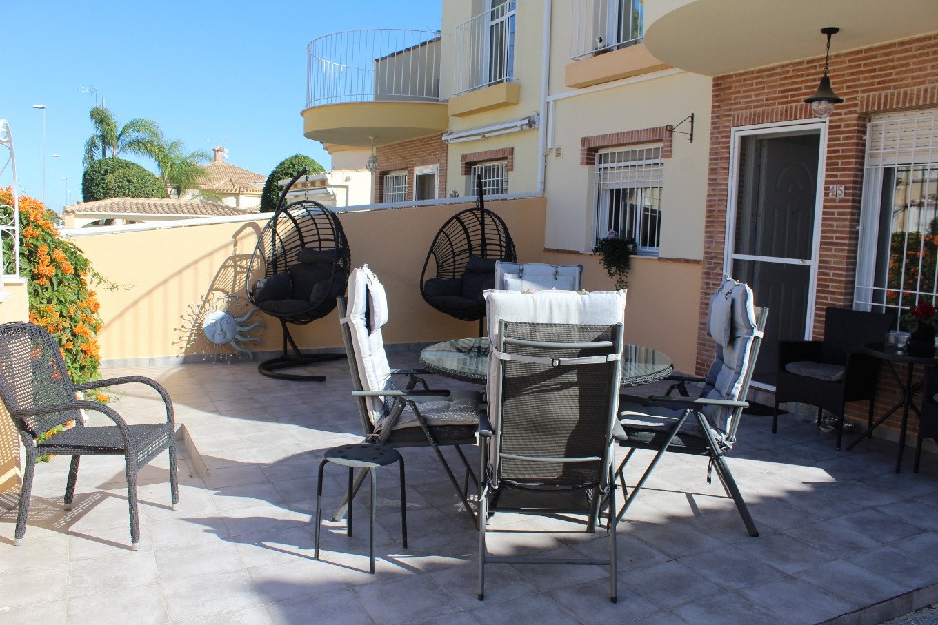  Dieses gepflegte Doppelhaus liegt in der begehrten Gegend der Costa Blanca Süd in Orihuela Costa und bietet eine hervorragende Gelegenheit, das medit