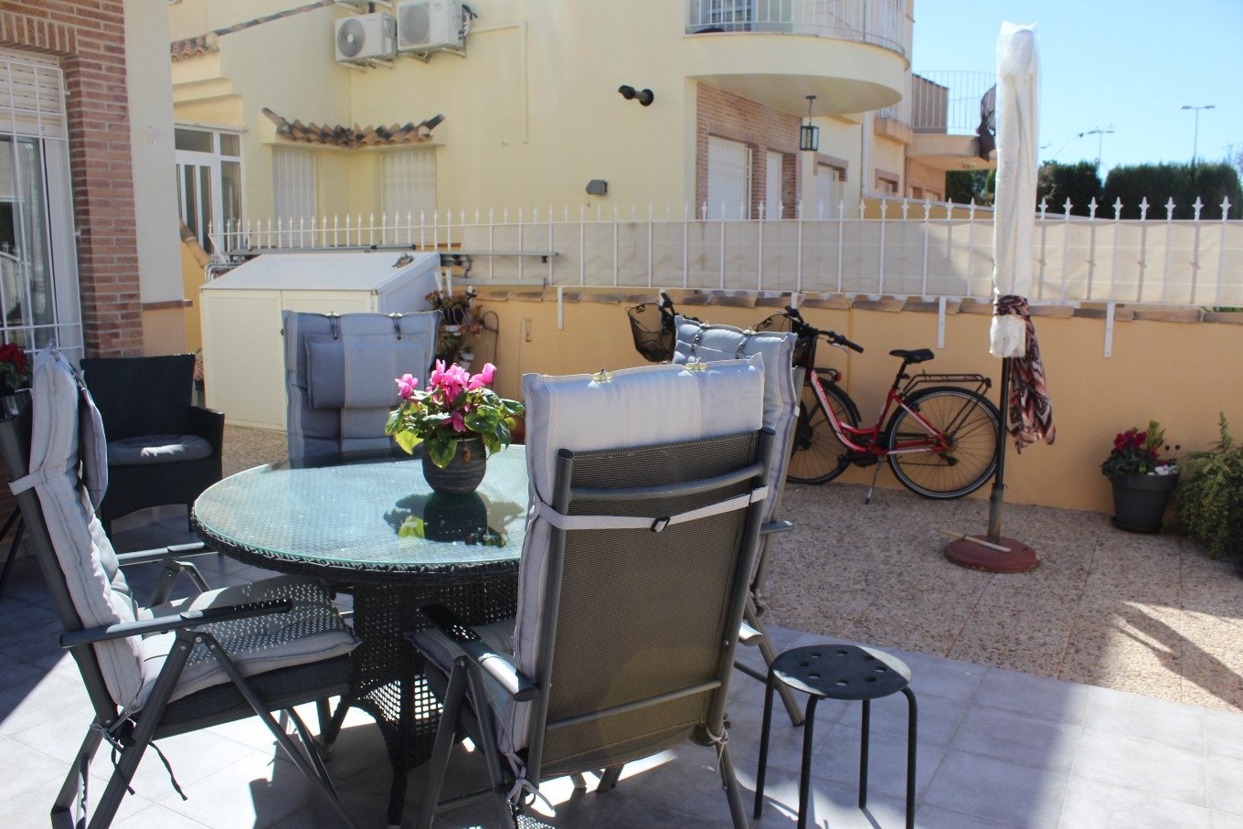  Dieses gepflegte Doppelhaus liegt in der begehrten Gegend der Costa Blanca Süd in Orihuela Costa und bietet eine hervorragende Gelegenheit, das medit