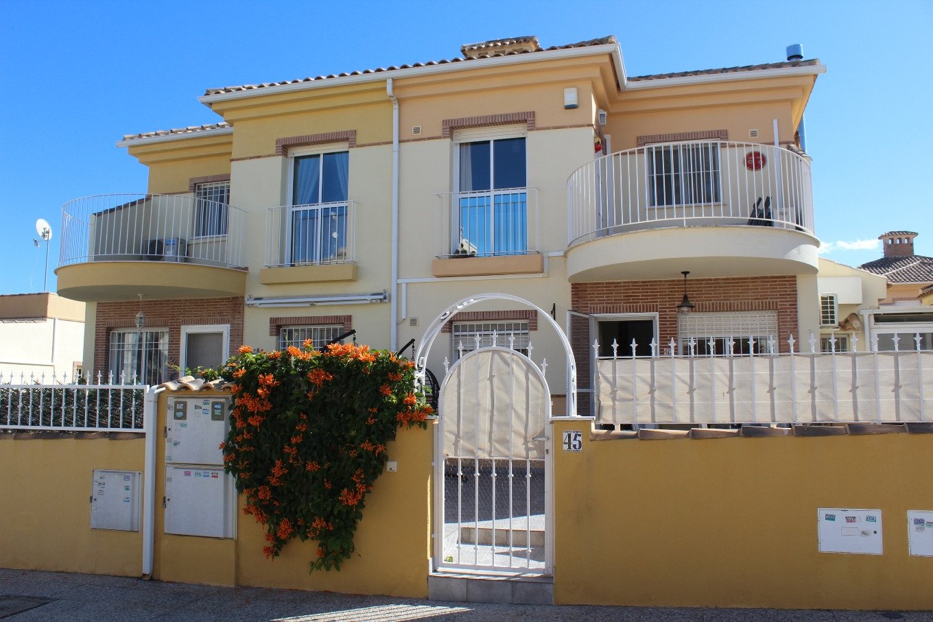  Dieses gepflegte Doppelhaus liegt in der begehrten Gegend der Costa Blanca Süd in Orihuela Costa und bietet eine hervorragende Gelegenheit, das medit