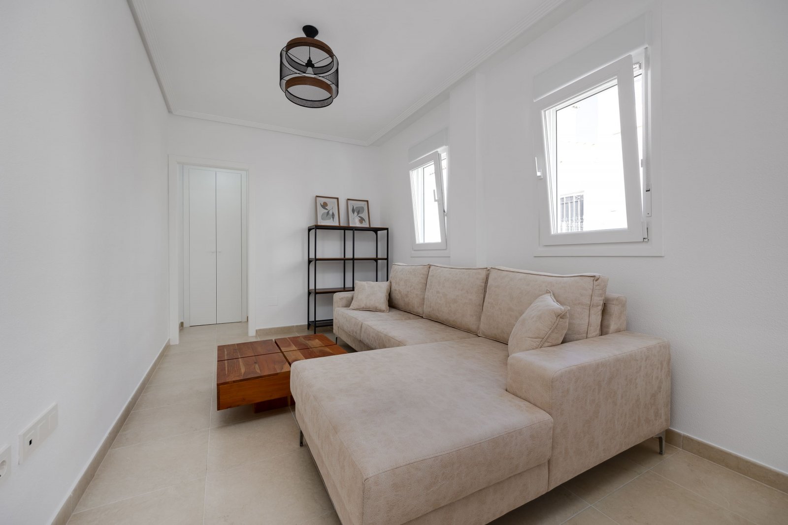  In der charmanten Stadt San Fulgencio gelegen, besteht dieses exklusive Immobilienangebot aus drei unabhängigen Wohnhäusern. Diese Immobilien zeichne