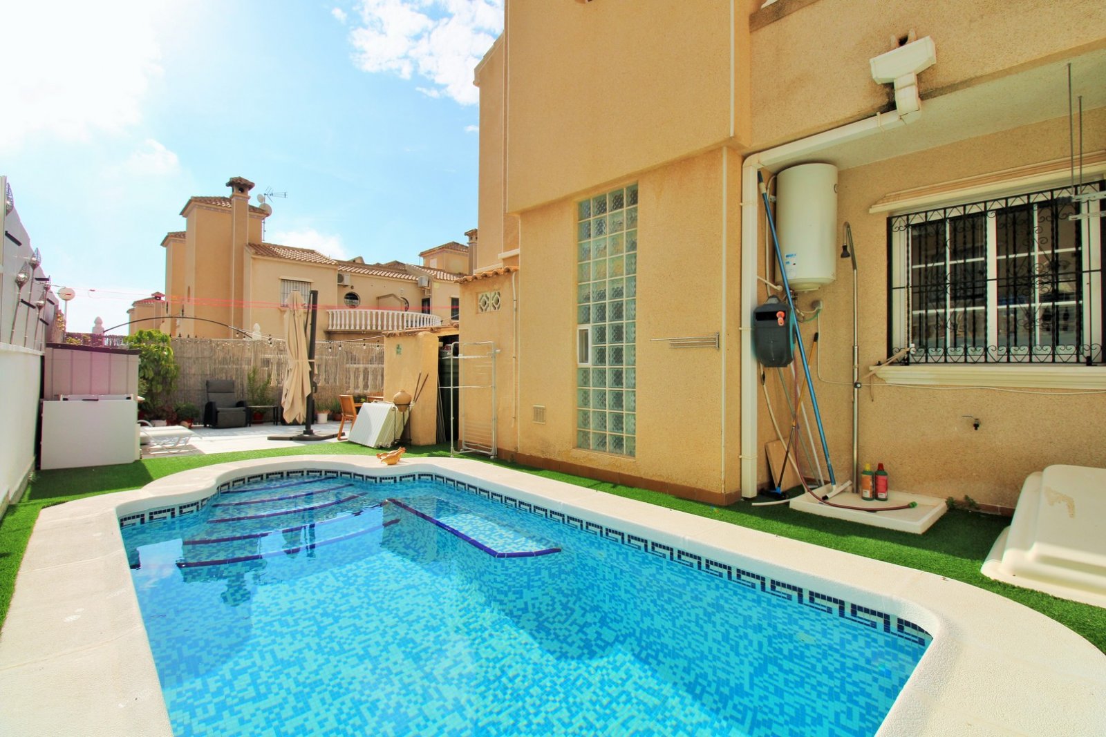  Diese wunderschöne Zodiaco-Quad-Villa befindet sich in der begehrten Wohnanlage Zodiaco V in Villamartin und wurde vollständig und hochwertig renovie