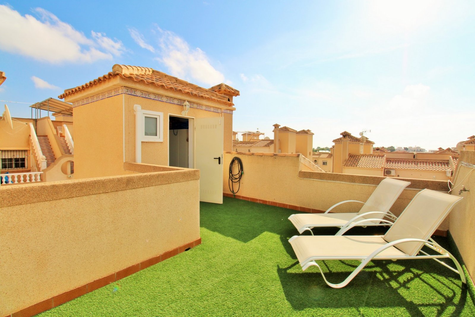  Diese wunderschöne Zodiaco-Quad-Villa befindet sich in der begehrten Wohnanlage Zodiaco V in Villamartin und wurde vollständig und hochwertig renovie