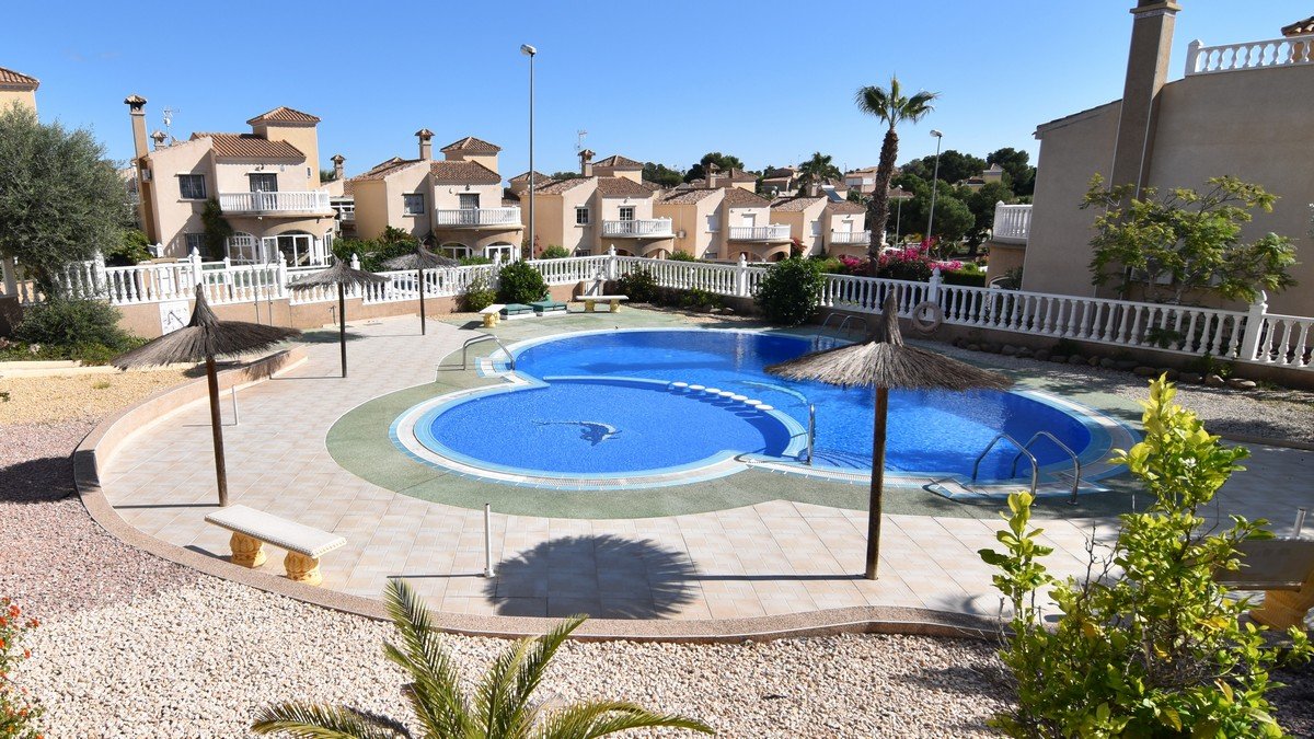  Diese wunderschöne Zodiaco-Quad-Villa befindet sich in der begehrten Wohnanlage Zodiaco V in Villamartin und wurde vollständig und hochwertig renovie