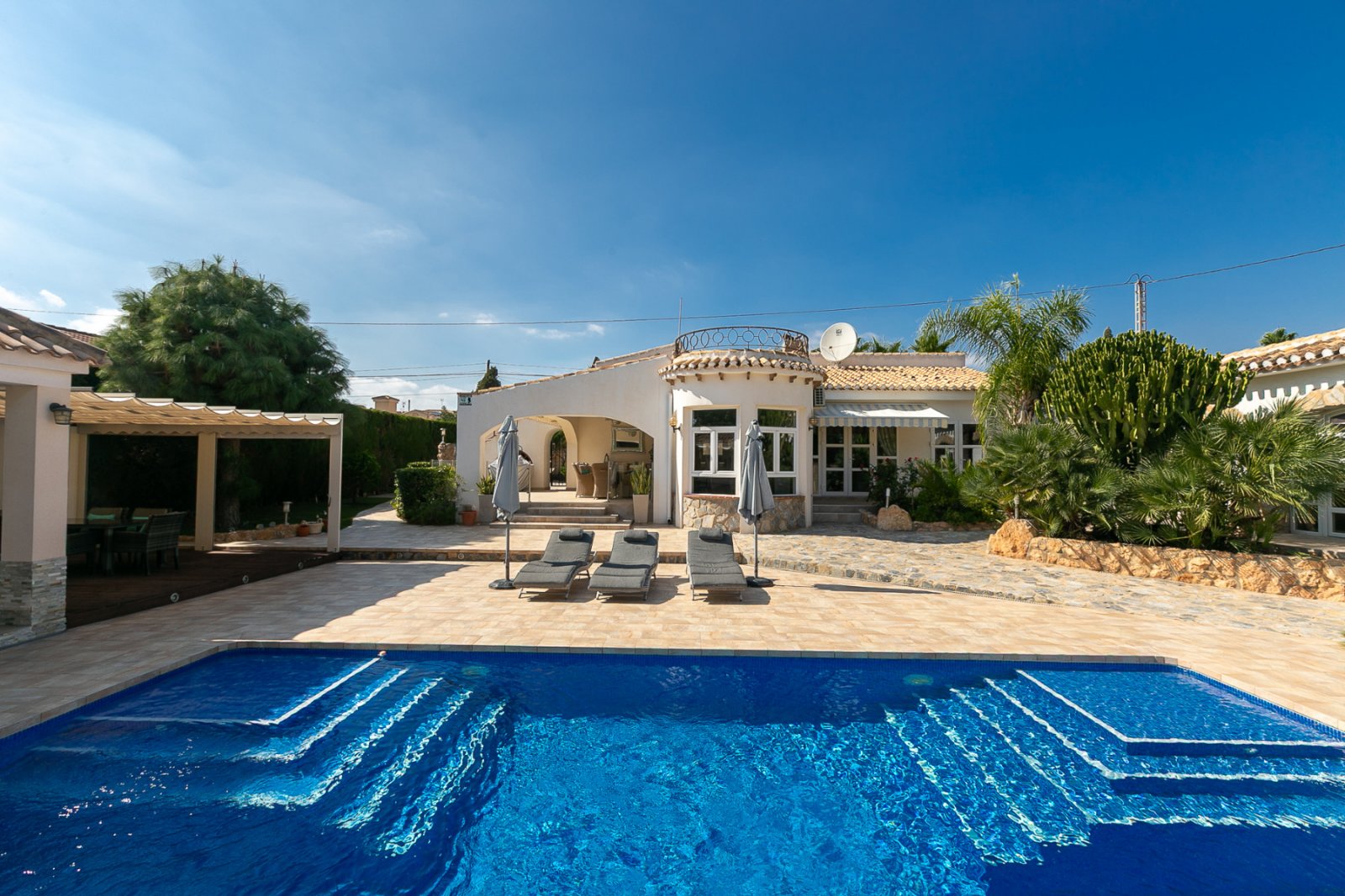 Campoamor:  Wir freuen uns, Ihnen diese freistehende Luxusvilla in der renommierten Wohngegend Lomas de Don Juan, in der Nähe von Cabo Roig und den Stränden von  