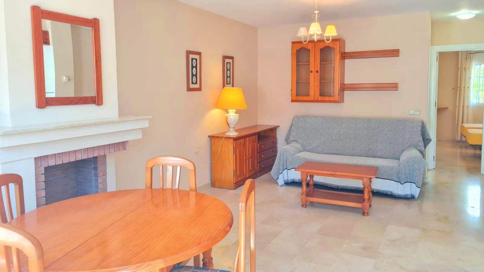Dieser wunderschöne, nach Süden ausgerichtete Bungalow Lola befindet sich in der begehrten Gegend von Villamartin Rioja in Orihuela Costa. Einkaufsmö