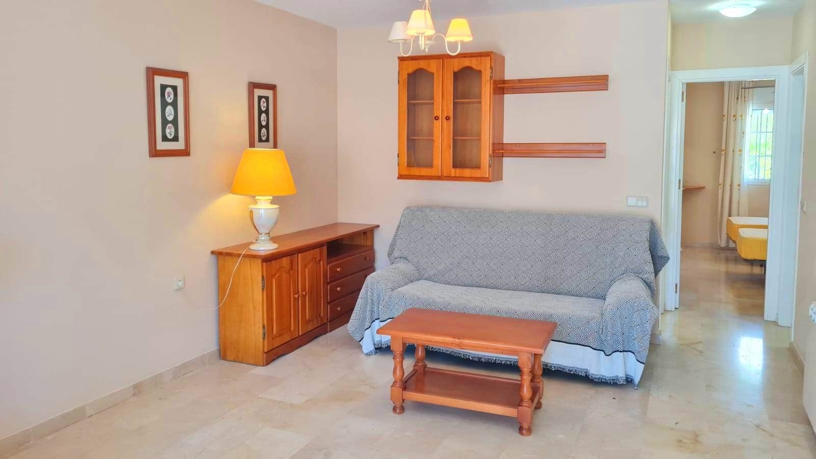 Dieser wunderschöne, nach Süden ausgerichtete Bungalow Lola befindet sich in der begehrten Gegend von Villamartin Rioja in Orihuela Costa. Einkaufsmö
