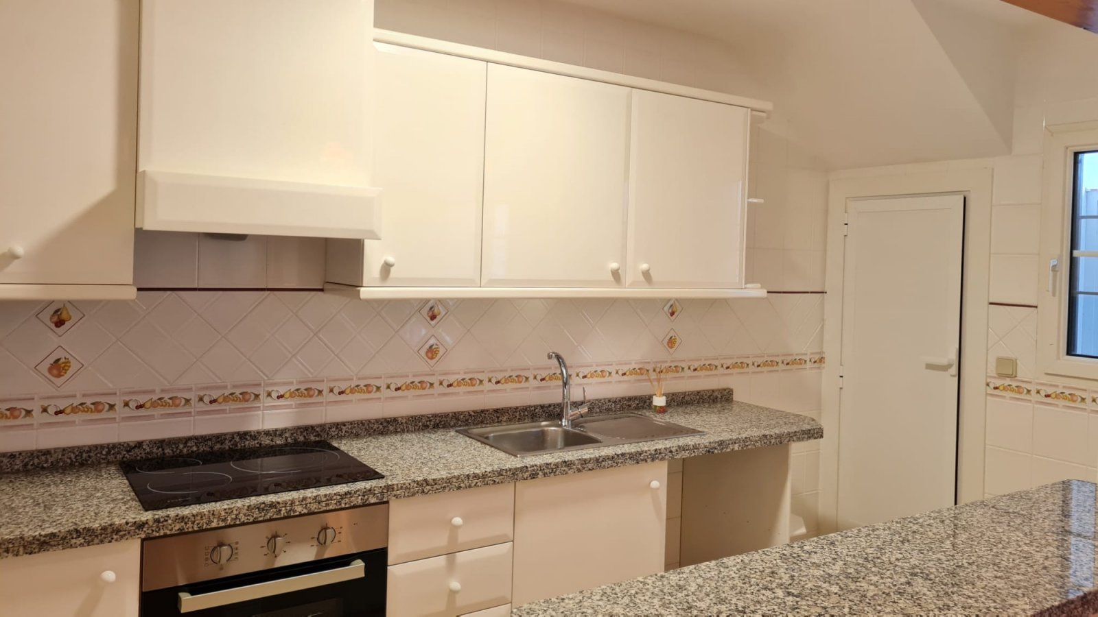 Dieser wunderschöne, nach Süden ausgerichtete Bungalow Lola befindet sich in der begehrten Gegend von Villamartin Rioja in Orihuela Costa. Einkaufsmö