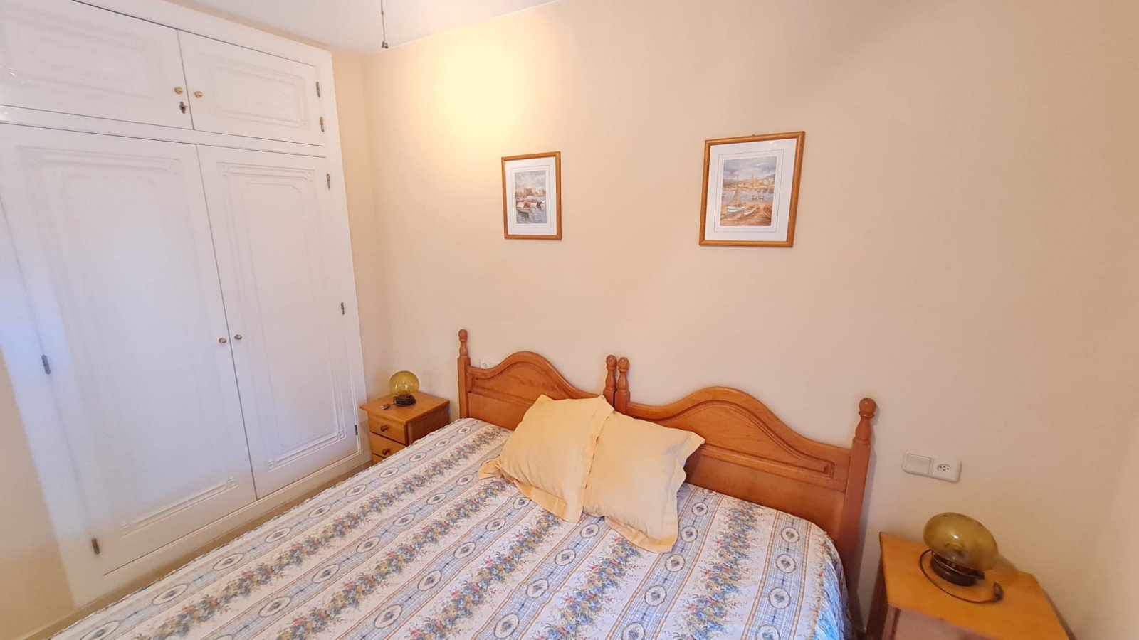 Dieser wunderschöne, nach Süden ausgerichtete Bungalow Lola befindet sich in der begehrten Gegend von Villamartin Rioja in Orihuela Costa. Einkaufsmö