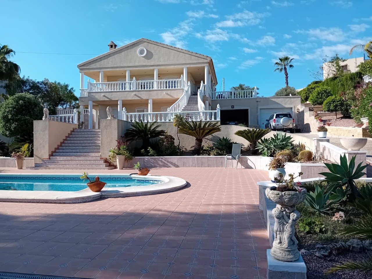 Algorfa:  In der exklusiven Wohnanlage Lomas de La Juliana in Algorfa gelegen, bietet diese beeindruckende freistehende Villa 216 m² wunderschön gestaltete Woh 