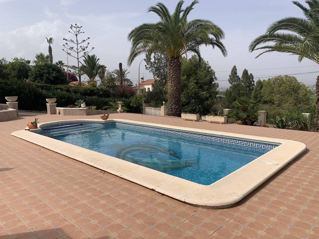 In der exklusiven Wohnanlage Lomas de La Juliana in Algorfa gelegen, bietet diese beeindruckende freistehende Villa 216 m² wunderschön gestaltete Woh