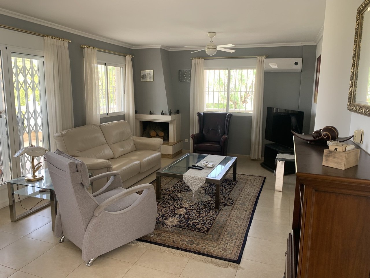 In der exklusiven Wohnanlage Lomas de La Juliana in Algorfa gelegen, bietet diese beeindruckende freistehende Villa 216 m² wunderschön gestaltete Woh