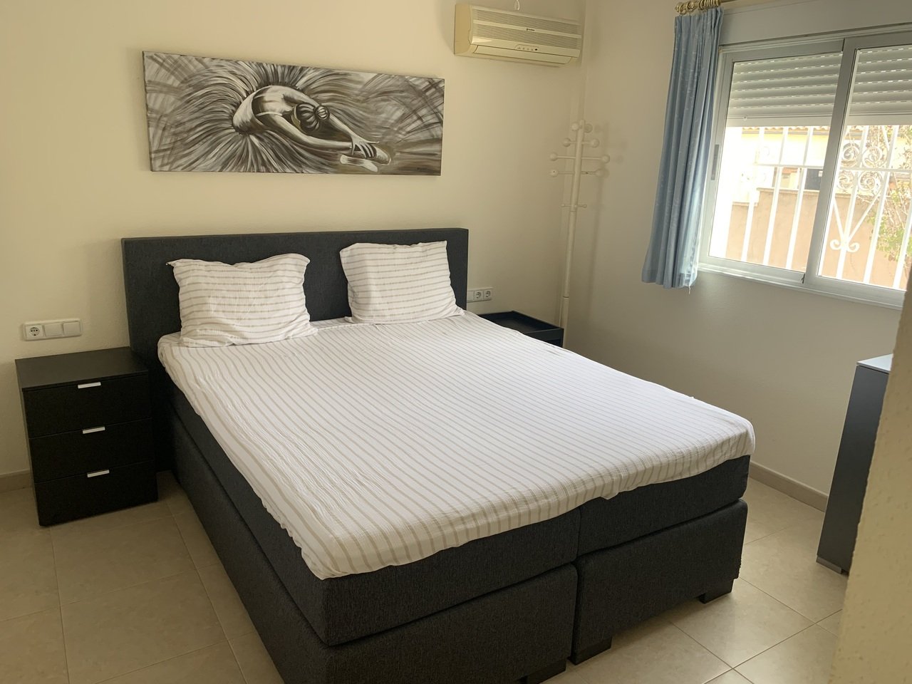 In der exklusiven Wohnanlage Lomas de La Juliana in Algorfa gelegen, bietet diese beeindruckende freistehende Villa 216 m² wunderschön gestaltete Woh