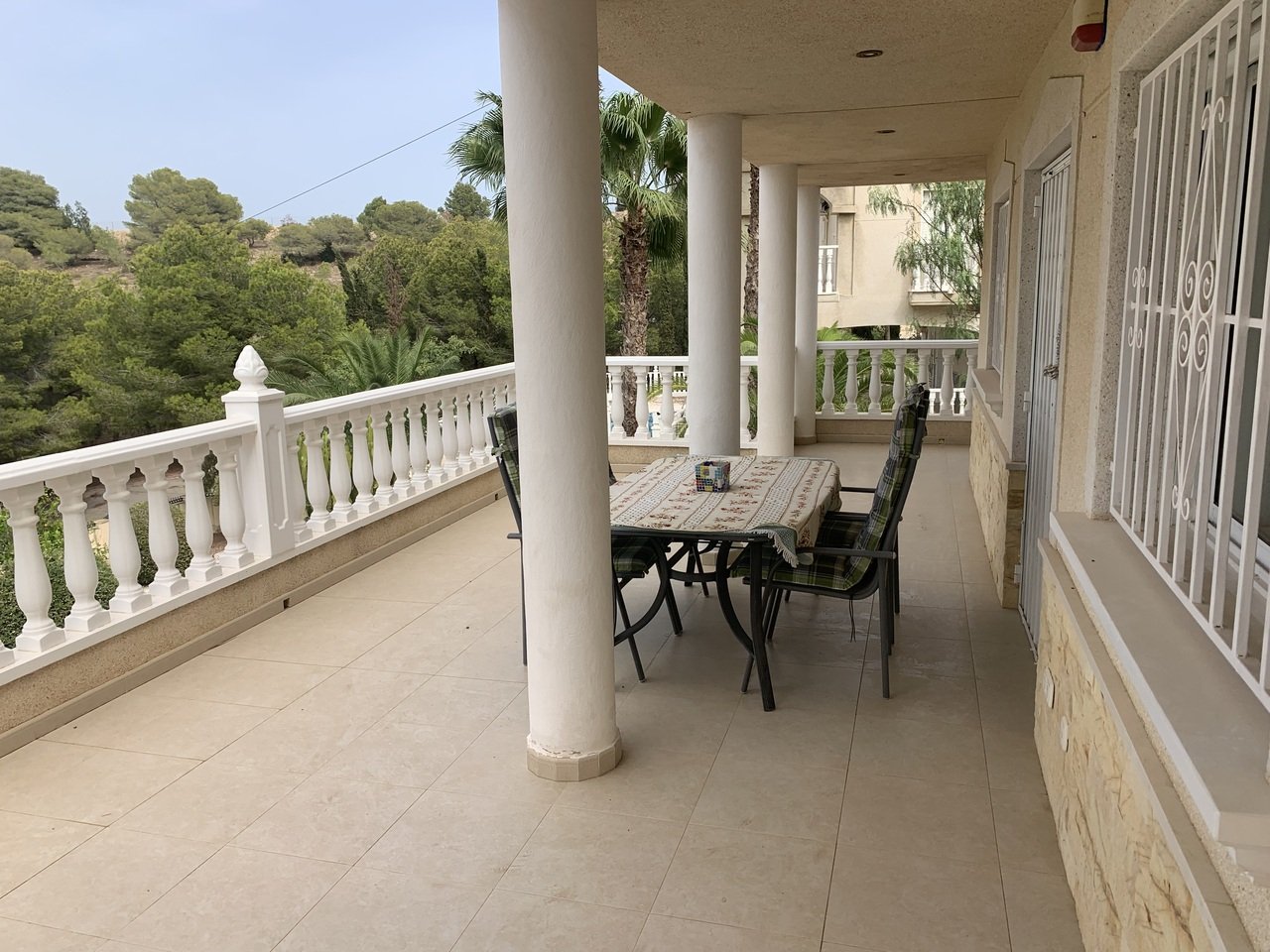 In der exklusiven Wohnanlage Lomas de La Juliana in Algorfa gelegen, bietet diese beeindruckende freistehende Villa 216 m² wunderschön gestaltete Woh