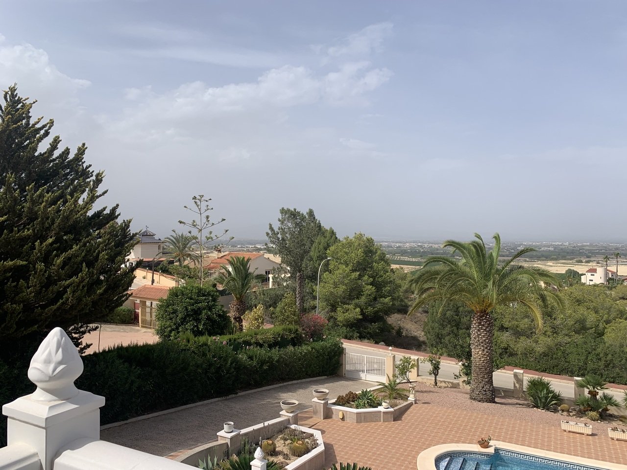 In der exklusiven Wohnanlage Lomas de La Juliana in Algorfa gelegen, bietet diese beeindruckende freistehende Villa 216 m² wunderschön gestaltete Woh
