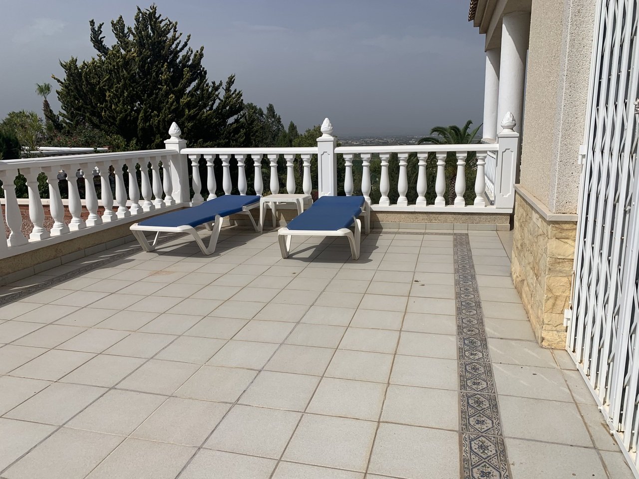 In der exklusiven Wohnanlage Lomas de La Juliana in Algorfa gelegen, bietet diese beeindruckende freistehende Villa 216 m² wunderschön gestaltete Woh