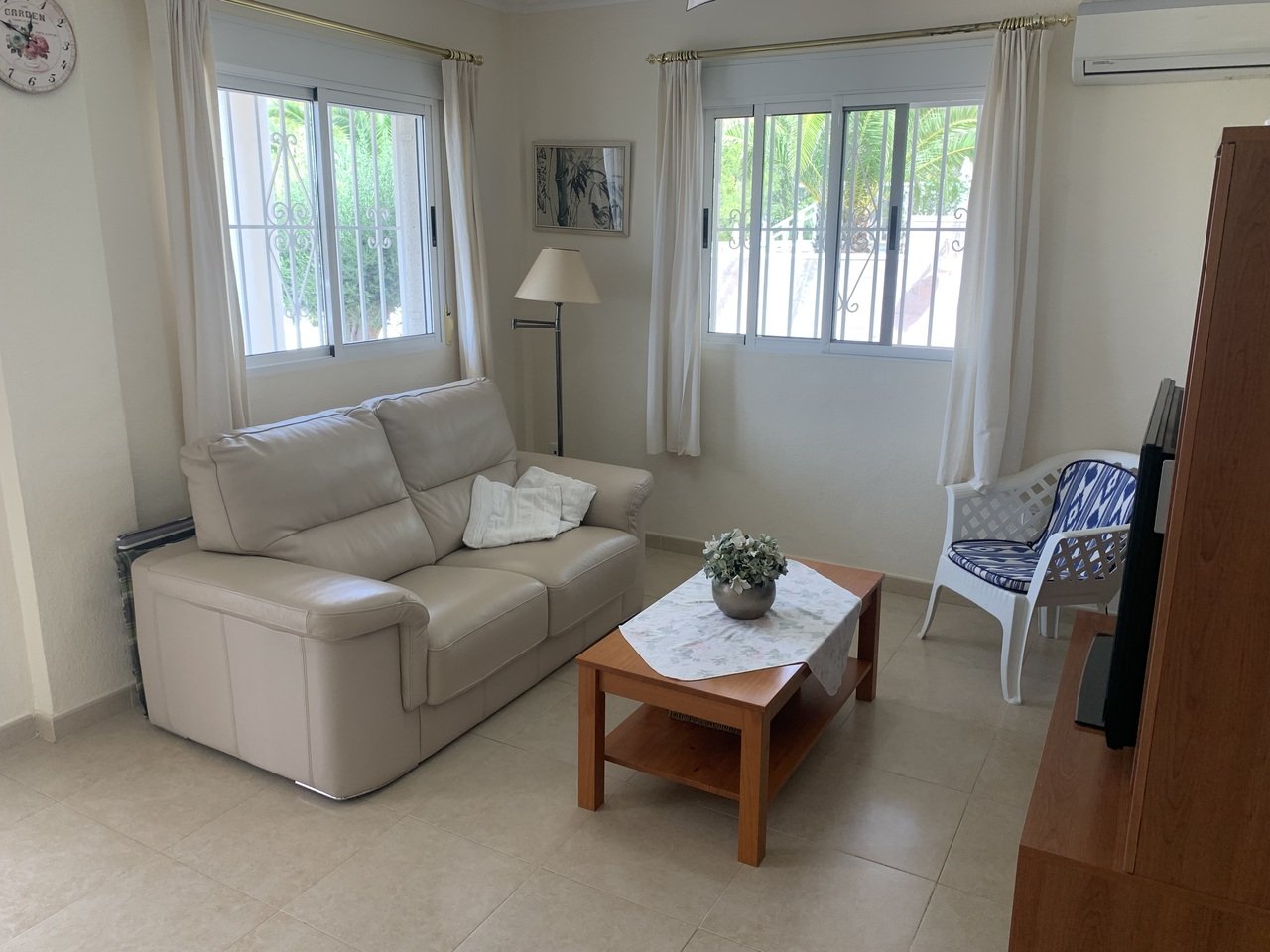 In der exklusiven Wohnanlage Lomas de La Juliana in Algorfa gelegen, bietet diese beeindruckende freistehende Villa 216 m² wunderschön gestaltete Woh