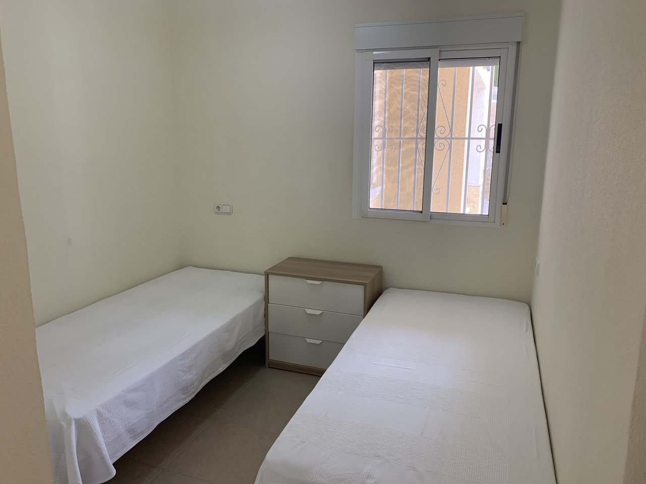 In der exklusiven Wohnanlage Lomas de La Juliana in Algorfa gelegen, bietet diese beeindruckende freistehende Villa 216 m² wunderschön gestaltete Woh