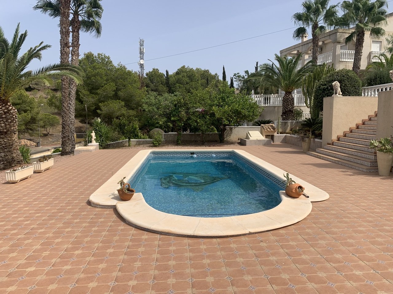 In der exklusiven Wohnanlage Lomas de La Juliana in Algorfa gelegen, bietet diese beeindruckende freistehende Villa 216 m² wunderschön gestaltete Woh
