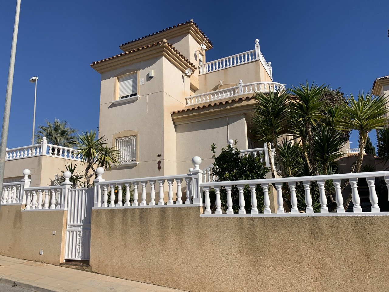 Villamartín:   Fantastic opportunity with this 3 Bed, 2 Bath Detached Villa in Villamartin.Discover the charm of this spacious and versatile 3-bedroom, 2-bathroom  