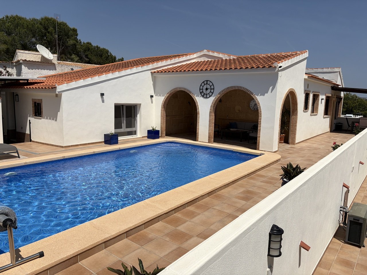 Pinar de Campoverde:   Stunning 4 Bedroom, 5 Bathroom Villa with Private Pool in a Prime Location.Discover a remarkable opportunity to own this stunning 4-bedroom Villa, p 