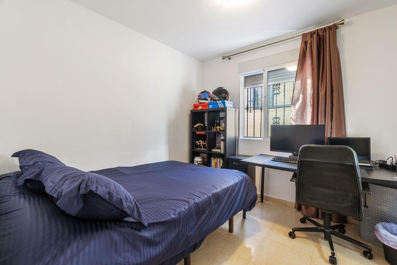 Wir präsentieren Ihnen diese gepflegte, freistehende Villa im begehrten Wohngebiet Blue Lagoon in Villamartin. Das Haus verfügt über 3 Schlafzimmer u