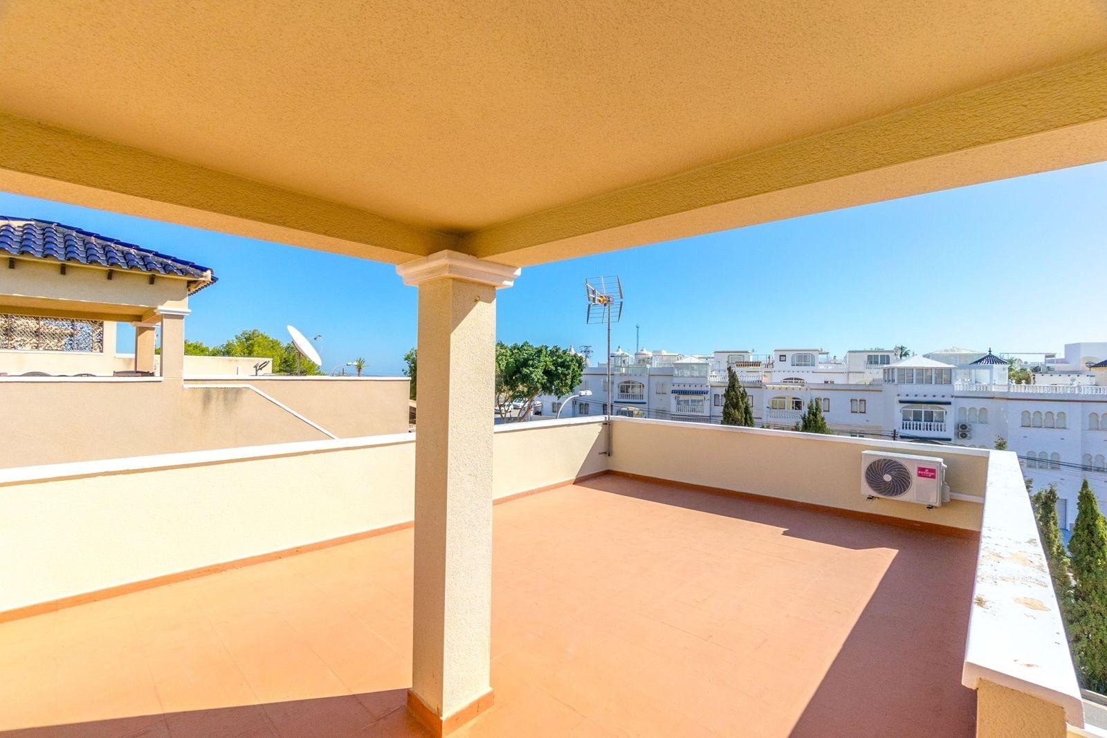 Wir präsentieren Ihnen diese gepflegte, freistehende Villa im begehrten Wohngebiet Blue Lagoon in Villamartin. Das Haus verfügt über 3 Schlafzimmer u