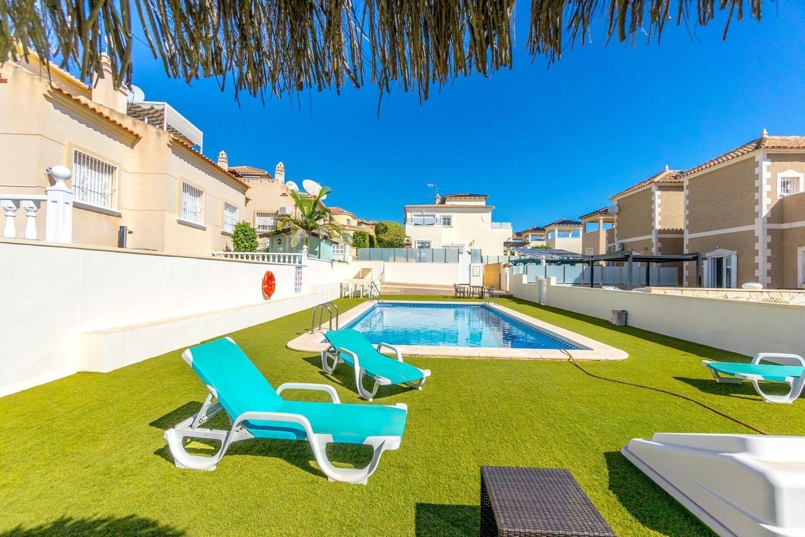 Wir präsentieren Ihnen diese gepflegte, freistehende Villa im begehrten Wohngebiet Blue Lagoon in Villamartin. Das Haus verfügt über 3 Schlafzimmer u