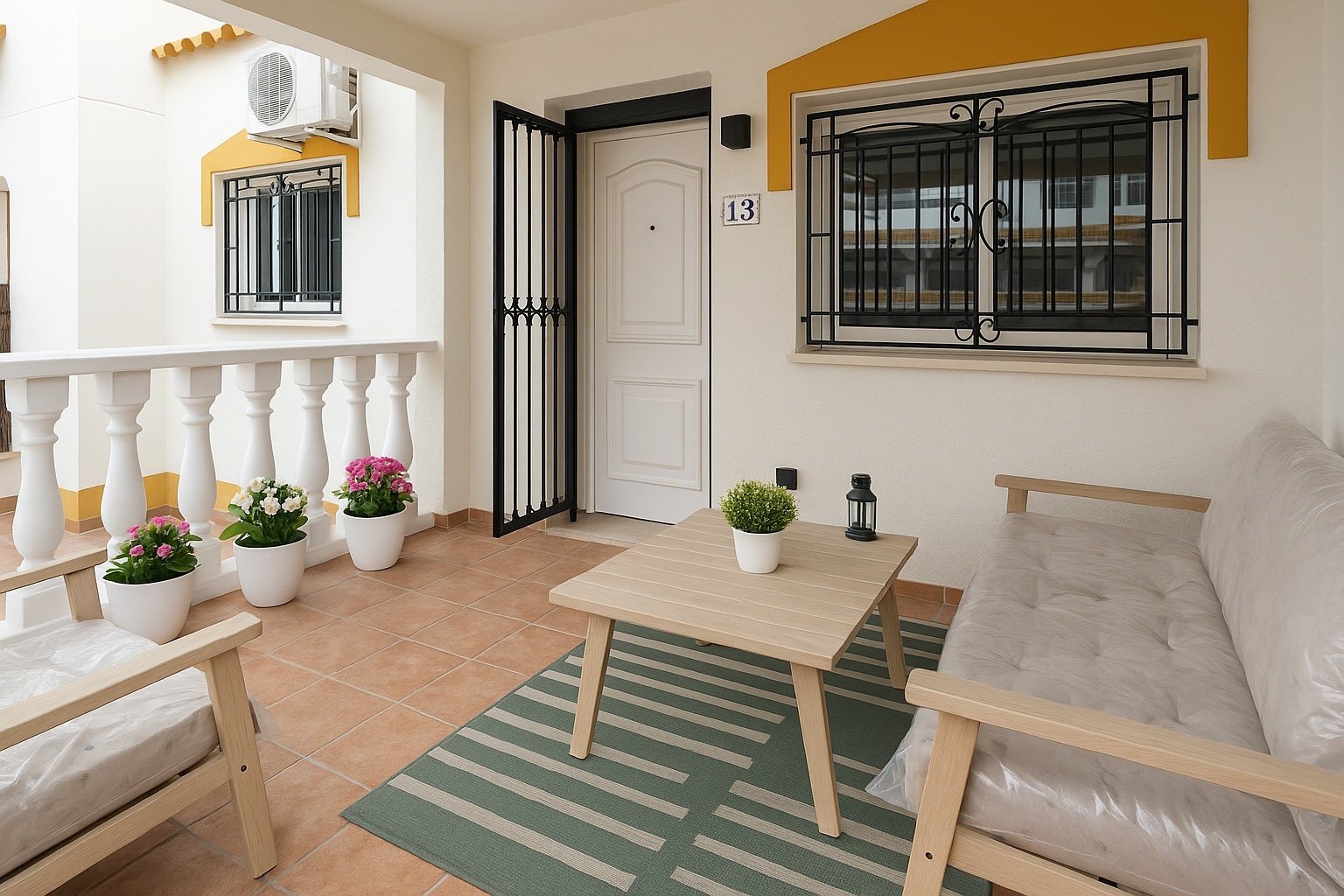 Dieses vollständig renovierte Reihenhaus mit zwei Etagen befindet sich in einer ruhigen Wohngegend zwischen Los Altos, La Florida und Punta Prima in