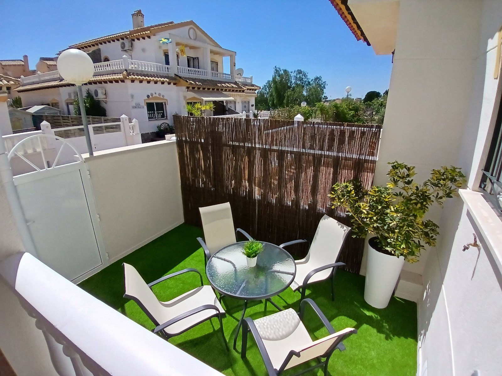 Dieses vollständig renovierte Reihenhaus mit zwei Etagen befindet sich in einer ruhigen Wohngegend zwischen Los Altos, La Florida und Punta Prima in
