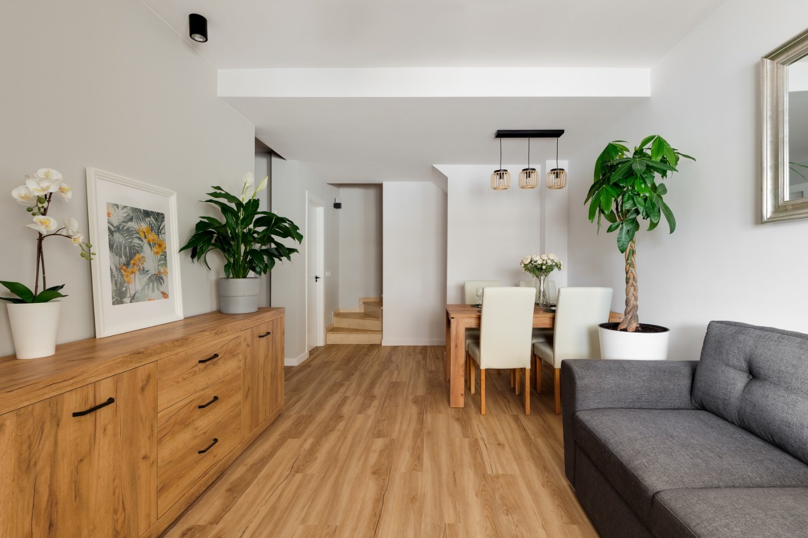 Dieses vollständig renovierte Reihenhaus mit zwei Etagen befindet sich in einer ruhigen Wohngegend zwischen Los Altos, La Florida und Punta Prima in