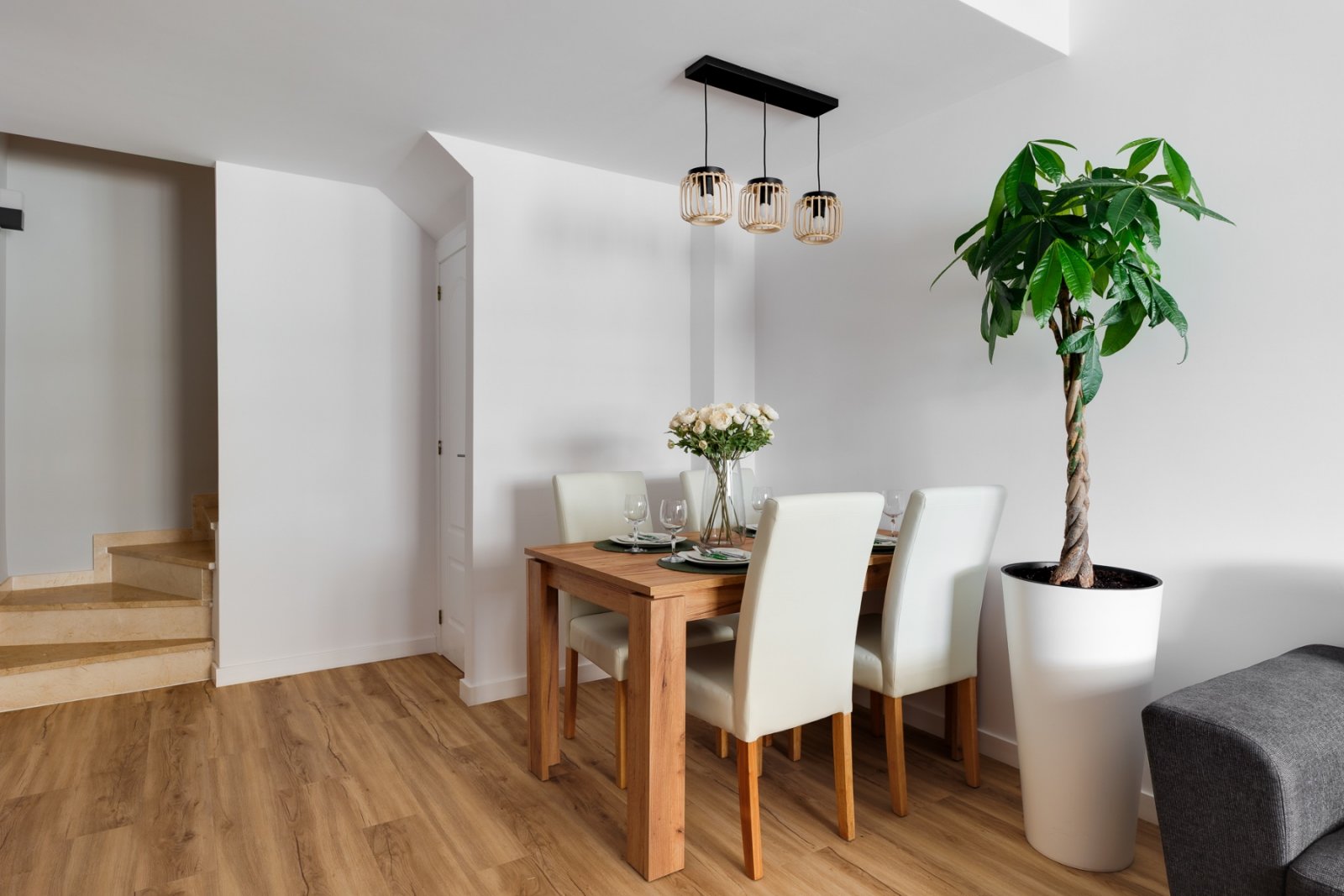 Dieses vollständig renovierte Reihenhaus mit zwei Etagen befindet sich in einer ruhigen Wohngegend zwischen Los Altos, La Florida und Punta Prima in