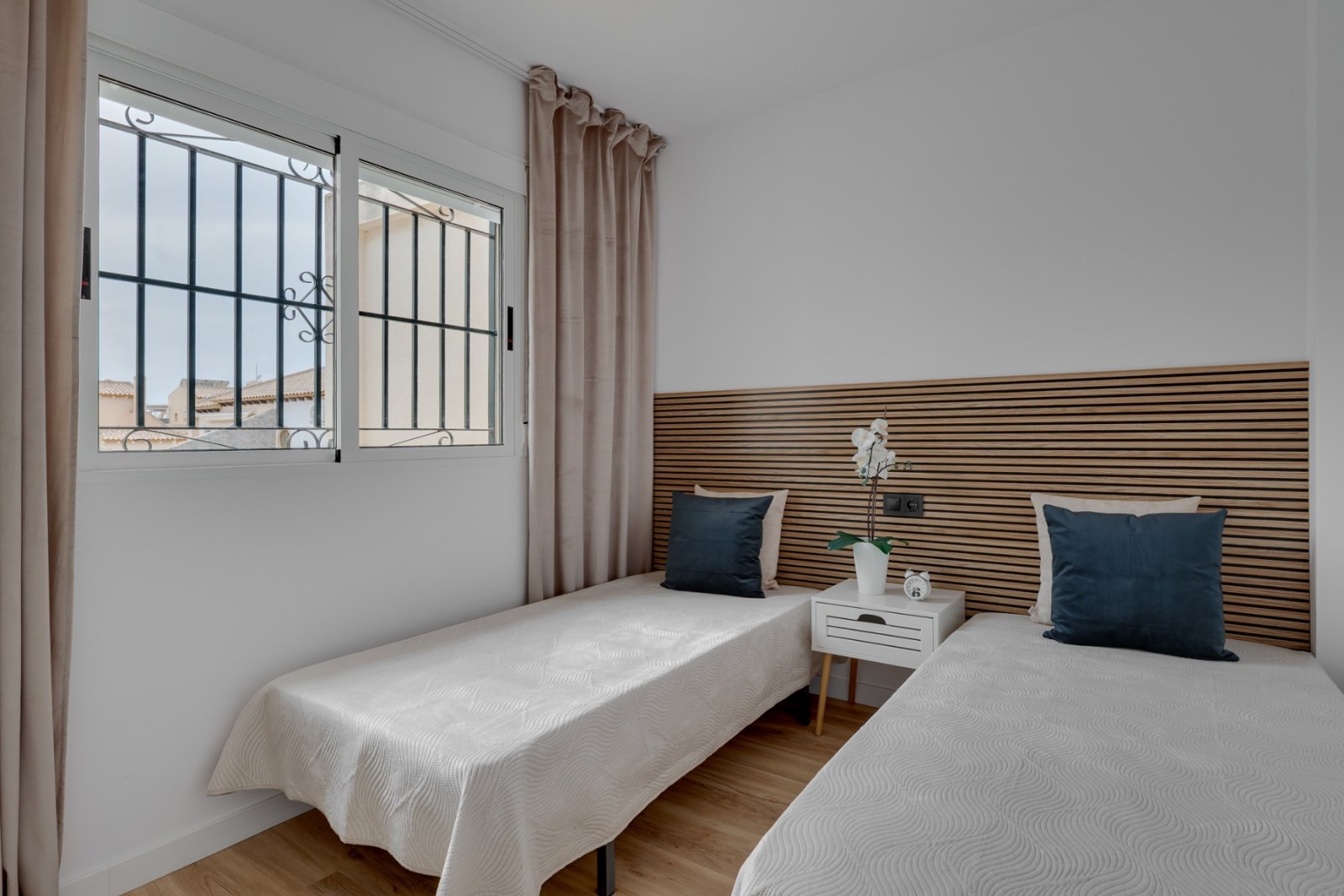 Dieses vollständig renovierte Reihenhaus mit zwei Etagen befindet sich in einer ruhigen Wohngegend zwischen Los Altos, La Florida und Punta Prima in