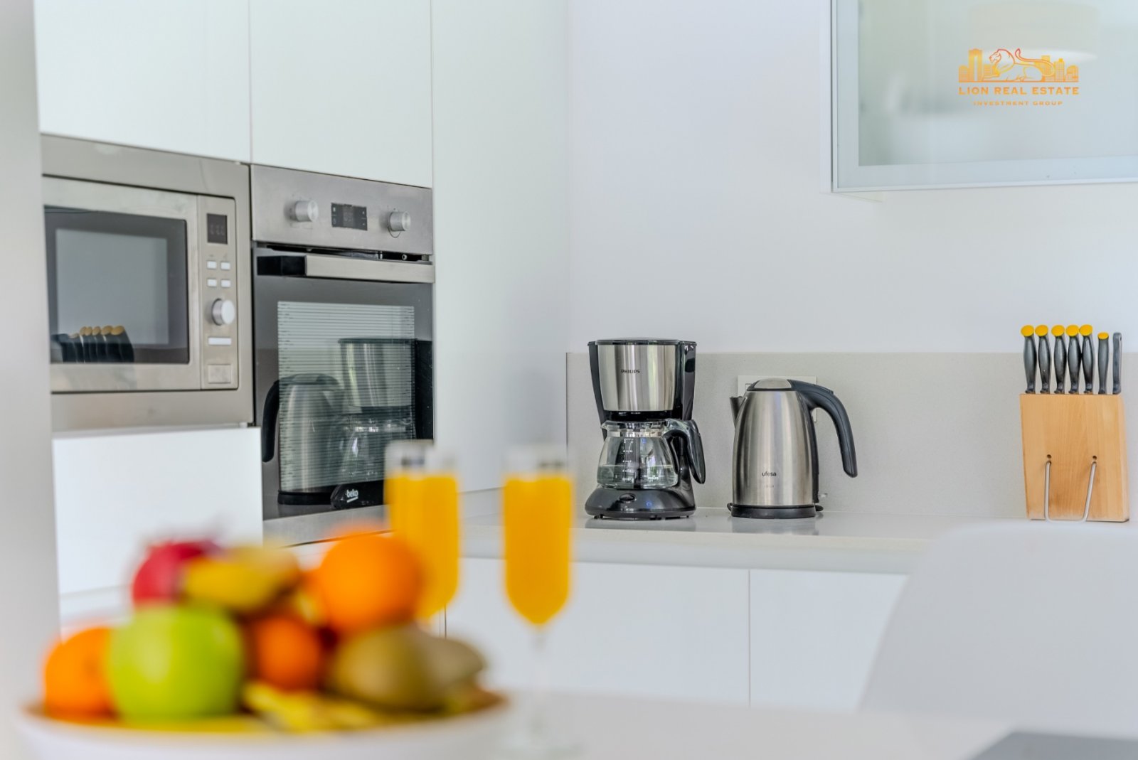 Welcome to this magnificent villa with modern design and state-of-the-art appliances, located in the sunny area of Villamartín! This stunning home i