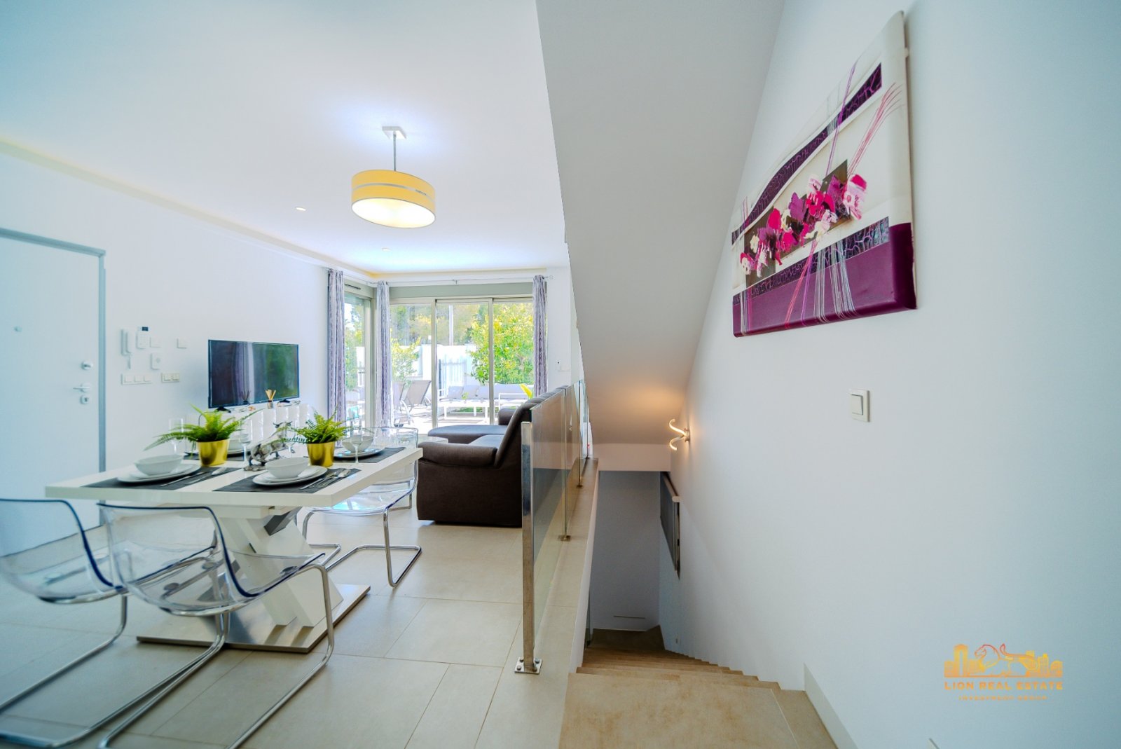 Welcome to this magnificent villa with modern design and state-of-the-art appliances, located in the sunny area of Villamartín! This stunning home i