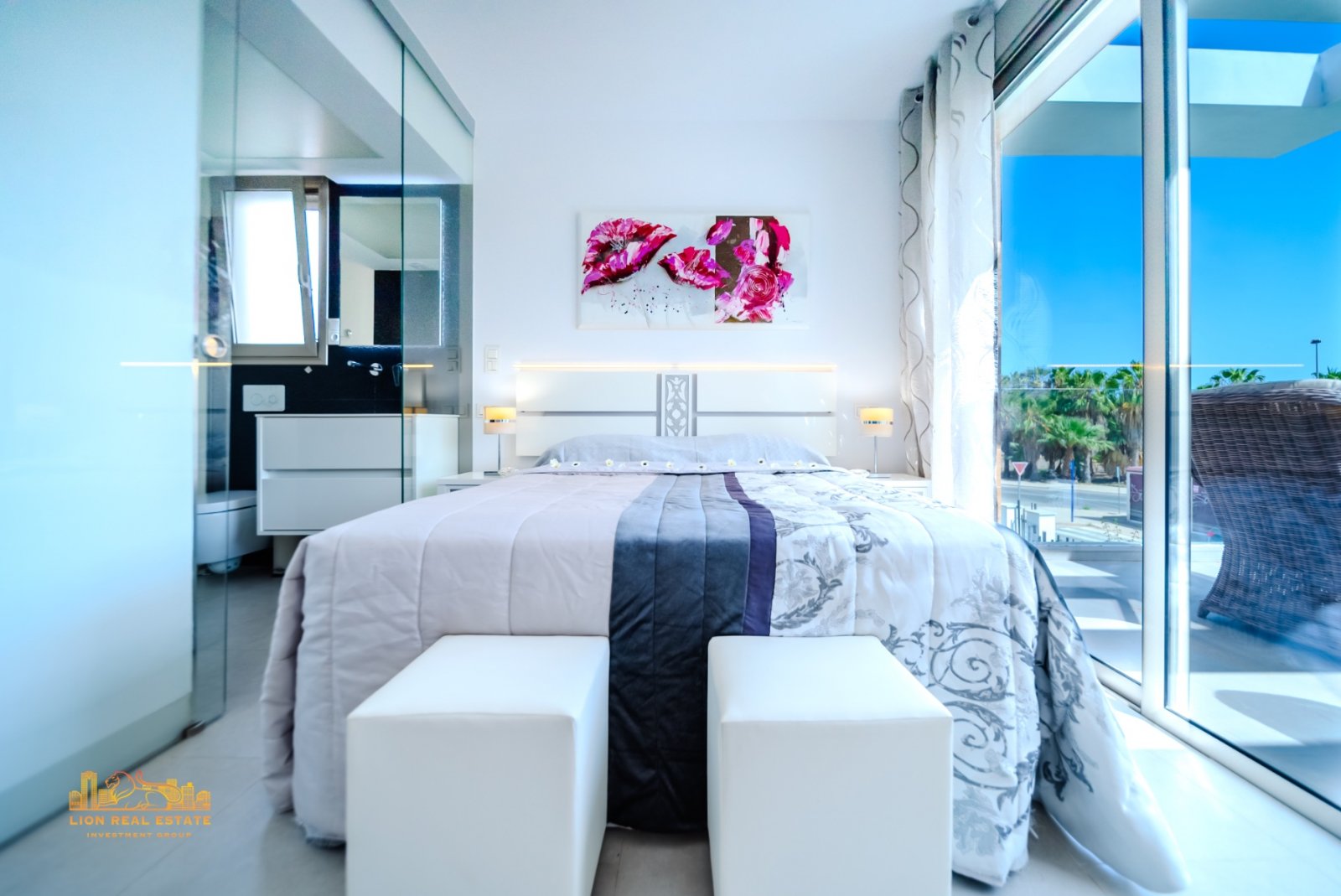 Welcome to this magnificent villa with modern design and state-of-the-art appliances, located in the sunny area of Villamartín! This stunning home i