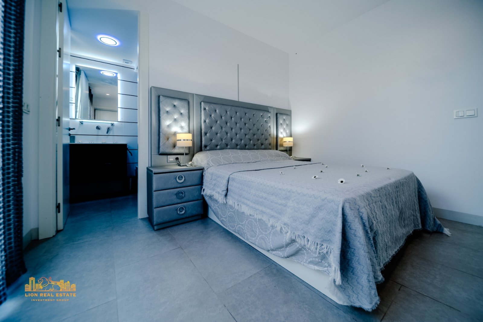 Welcome to this magnificent villa with modern design and state-of-the-art appliances, located in the sunny area of Villamartín! This stunning home i