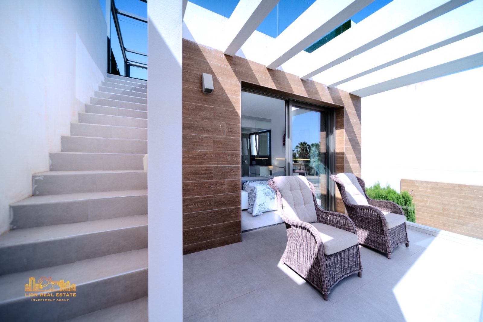 Welcome to this magnificent villa with modern design and state-of-the-art appliances, located in the sunny area of Villamartín! This stunning home i