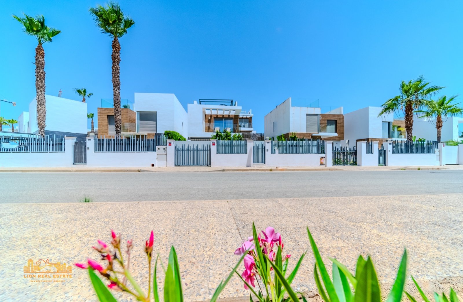 Welcome to this magnificent villa with modern design and state-of-the-art appliances, located in the sunny area of Villamartín! This stunning home i