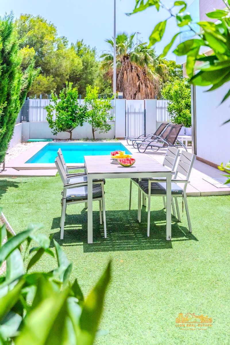 Welcome to this magnificent villa with modern design and state-of-the-art appliances, located in the sunny area of Villamartín! This stunning home i