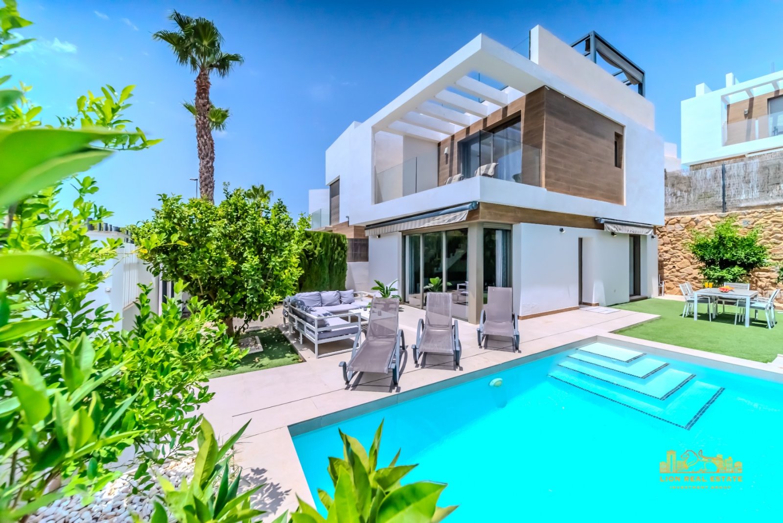 Welcome to this magnificent villa with modern design and state-of-the-art appliances, located in the sunny area of Villamartín! This stunning home i