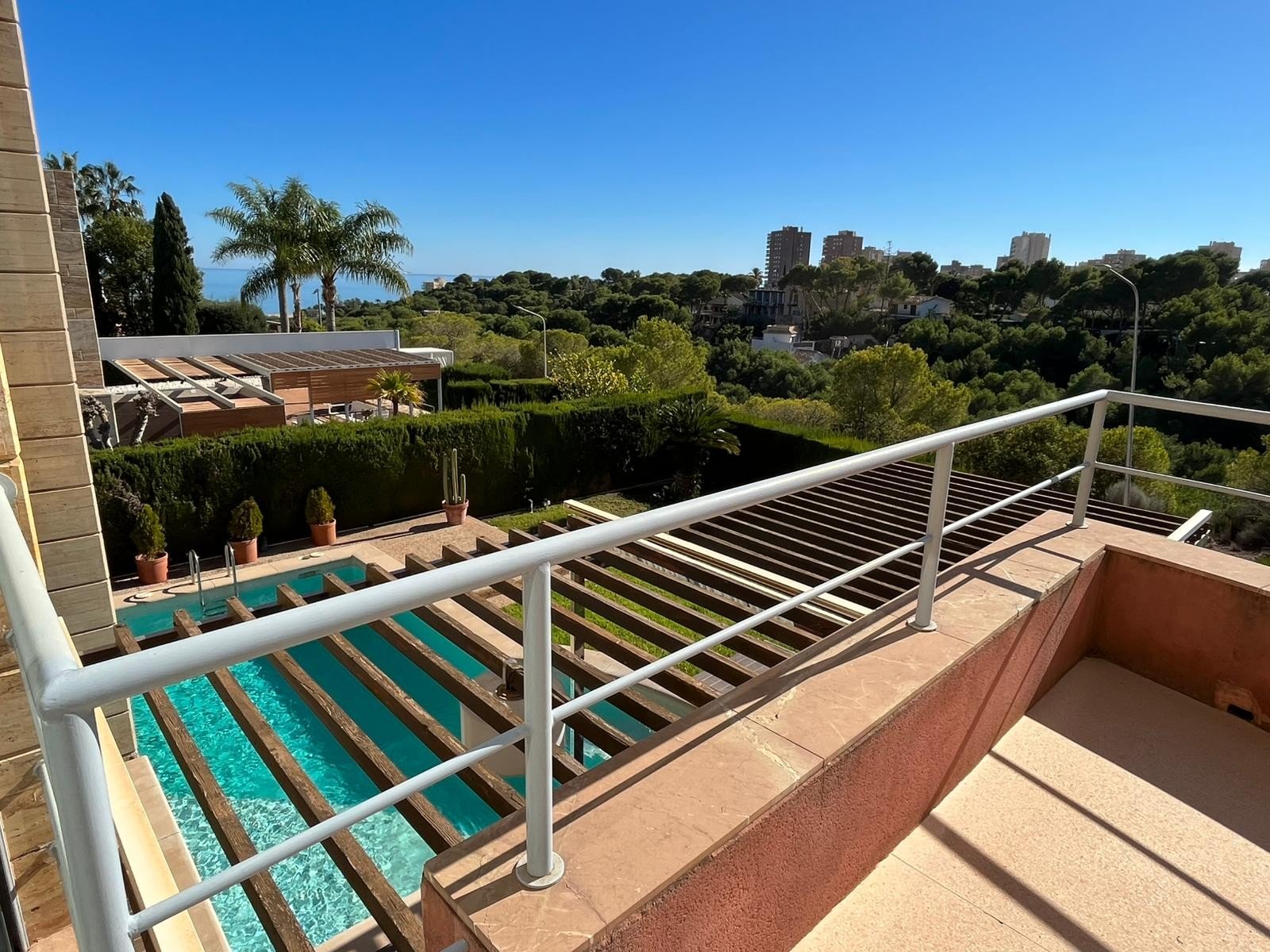 This Four Bedroom South Facing Detached Villa in Dehesa de Campoamor, is located just a five minute drive from supermarkets and only a two minute dr