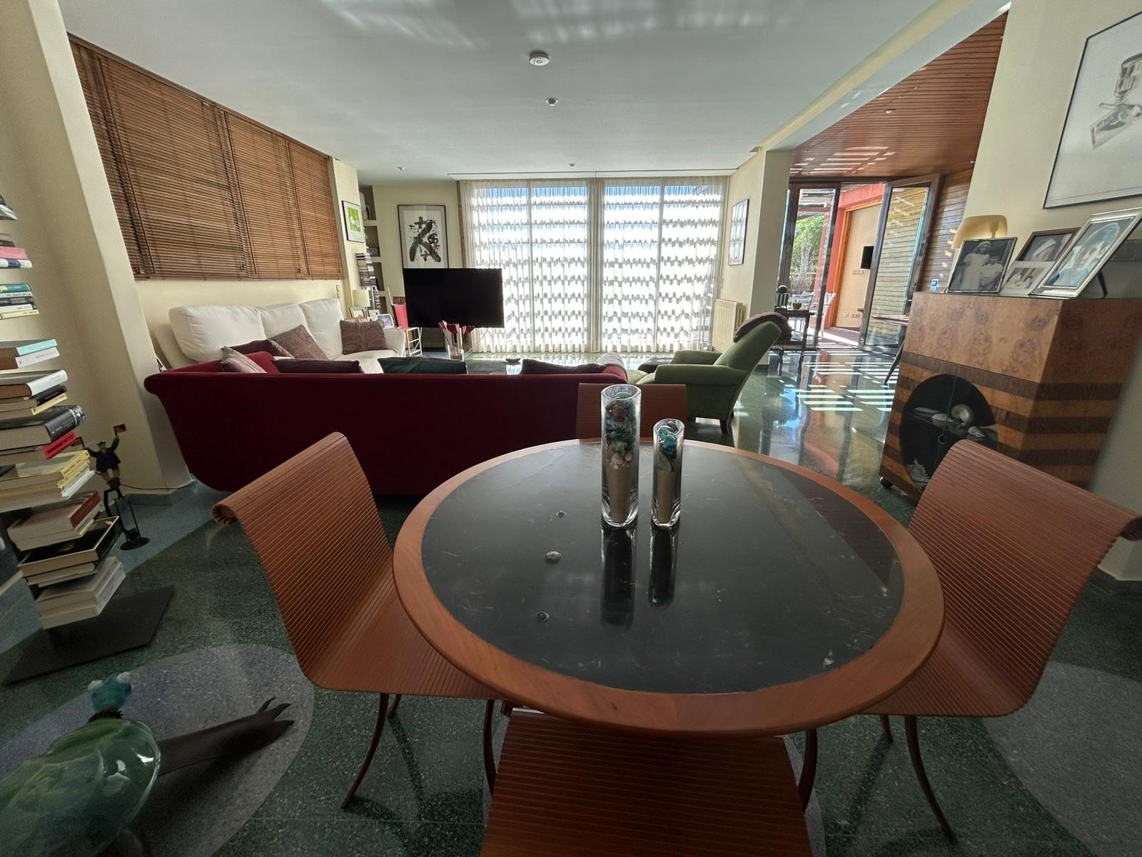 This Four Bedroom South Facing Detached Villa in Dehesa de Campoamor, is located just a five minute drive from supermarkets and only a two minute dr